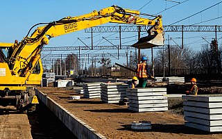 Remont linii kolejowej z Olsztyna do Działdowa. W modernizacji trasy pomaga specjalna maszyna